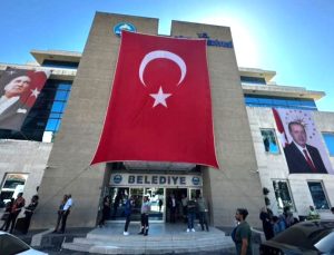 Mustafa İberya Arıkan, belediyede Erdoğan posteriyle başladı