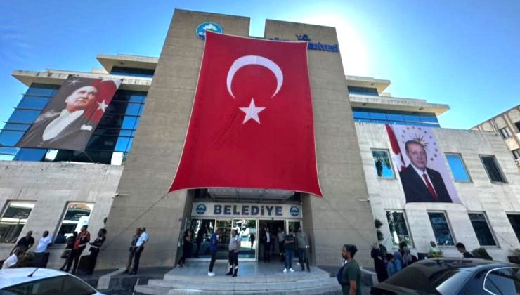 Mustafa İberya Arıkan, belediyede Erdoğan posteriyle başladı