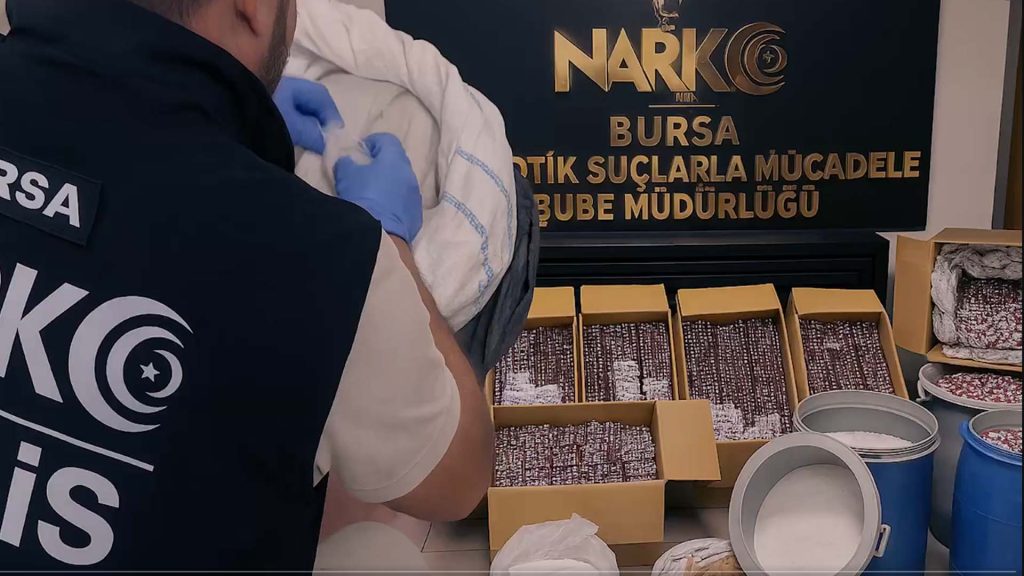 48 kilo hammadde ve 300 bin hap ele geçirildi