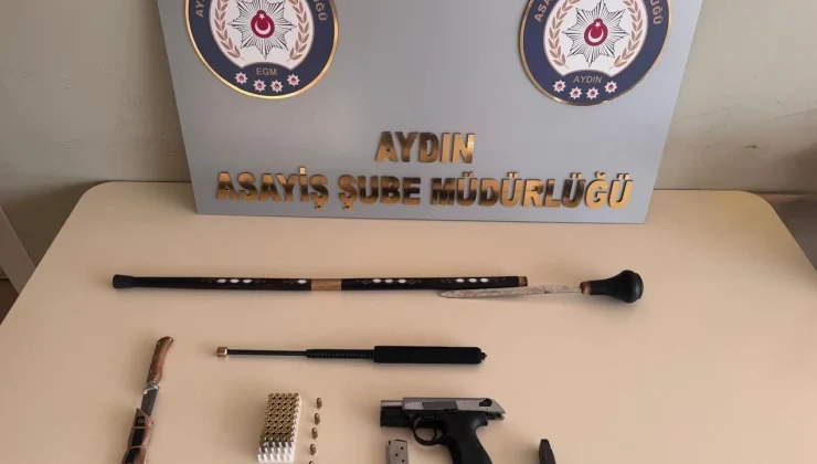 Efeler’de gasp ve tehdit operasyonu: Ruhsatsız silah ve kılıç ele geçirildi