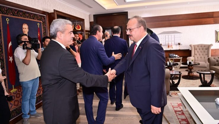 Haluk Alıcık’ın gözü kapalı tokalaşması kriz yarattı!..