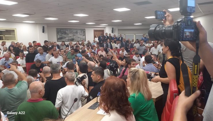 Aydın’da belediye meclisi savaş alanına döndü